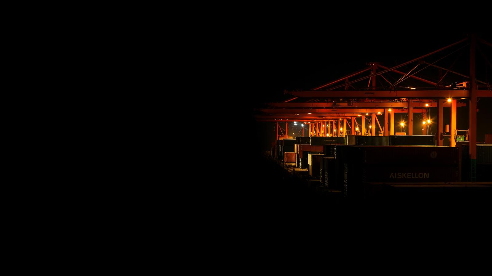Puerto de contenedores iluminado de noche
