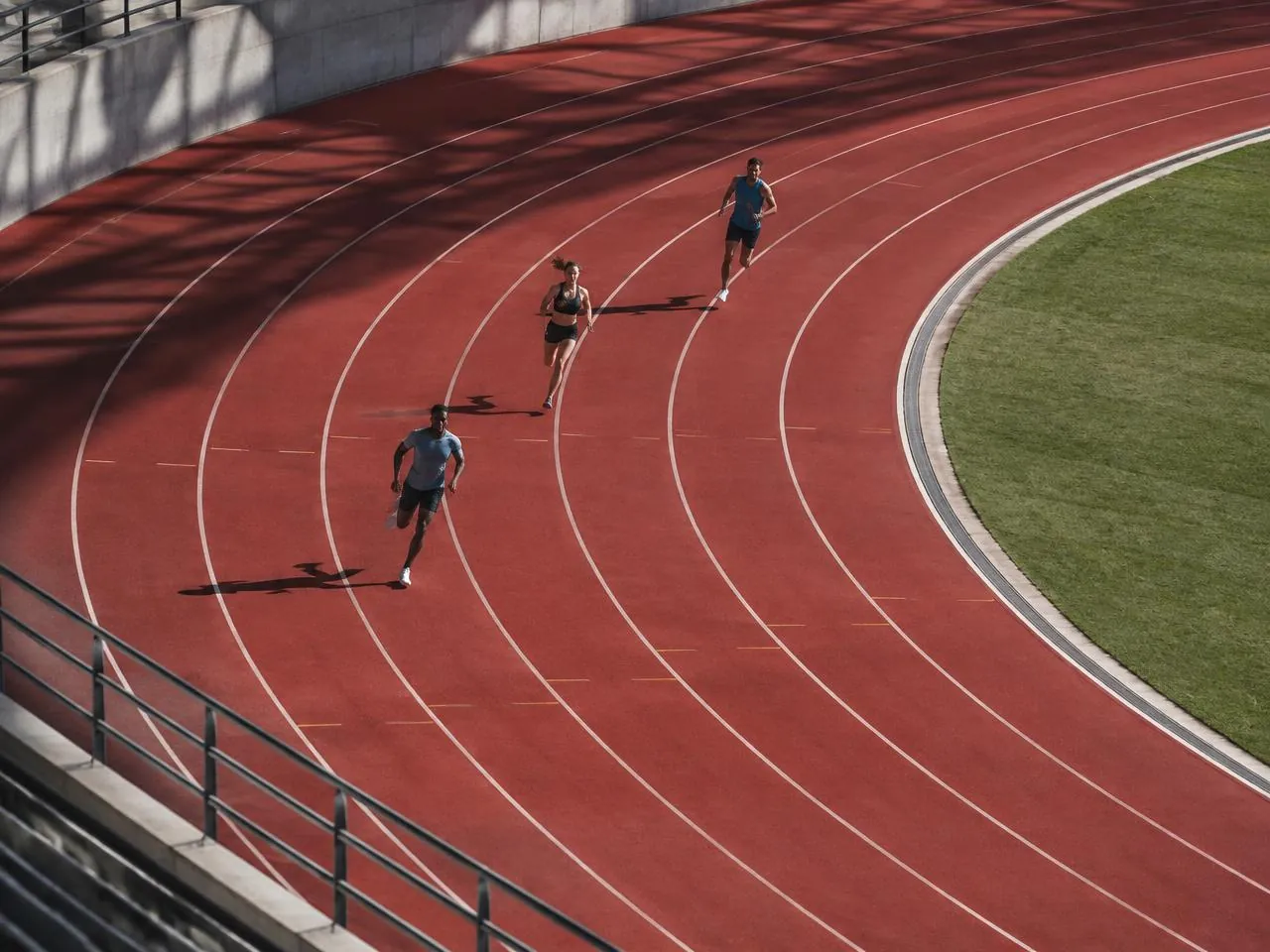 Atletas entrenando en una pista de atletismo